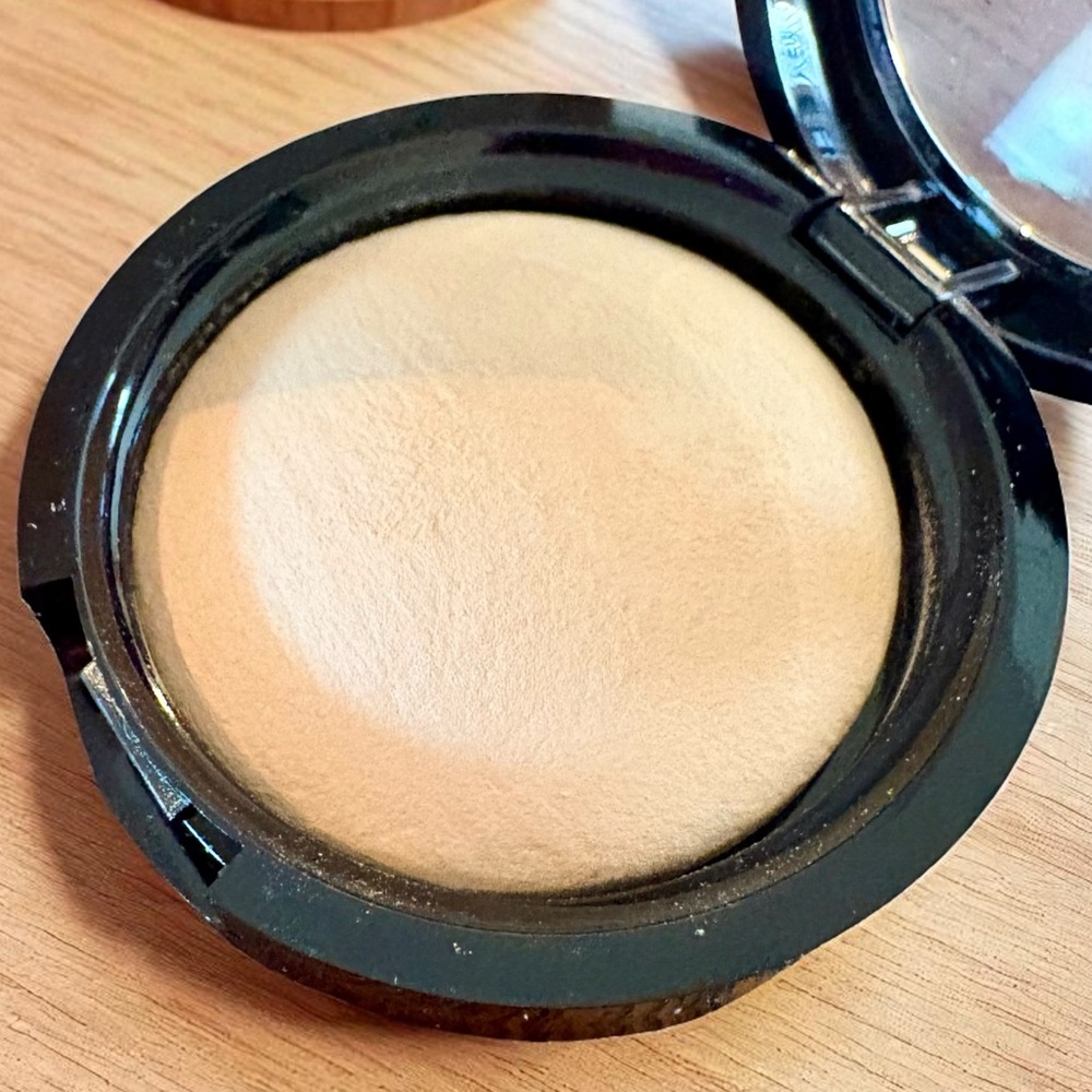 ⚫️ Laura Geller Beauty Baked Natural Glow Highlighter in French Vanilla NIB - Picture 6 of 9